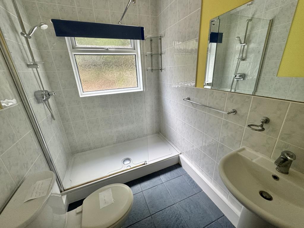 Lot: 50 - SPACIOUS TWO-BEDROOM FLAT FOR INVESTMENT OR OCCUPATION - Shower-room